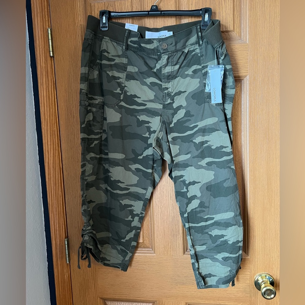 Sonoma women’s plus camouflage capri pants size 20 with stretch waist